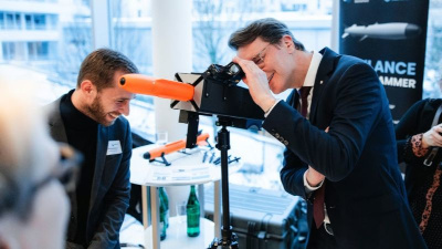 Prime minister Wüst inspecting a DroneHammer
